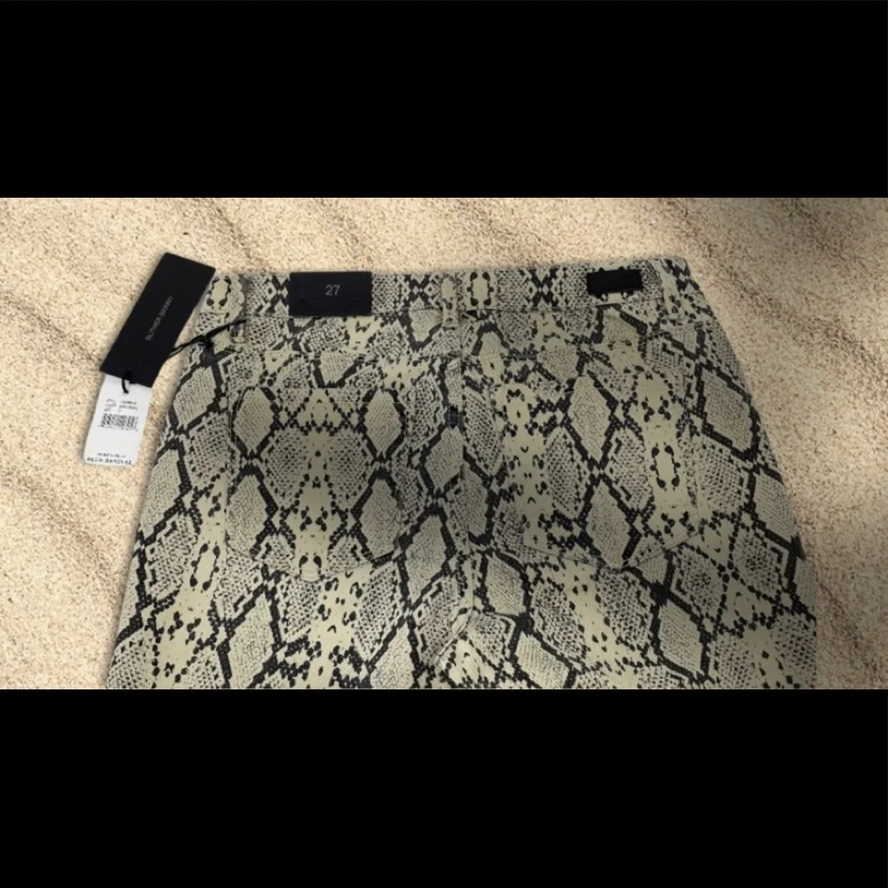 🛍️SALE🛍️ BLUE REVIVAL Slither Skinny Leg Sand Snake Print Jeans - Picture 10 of 13